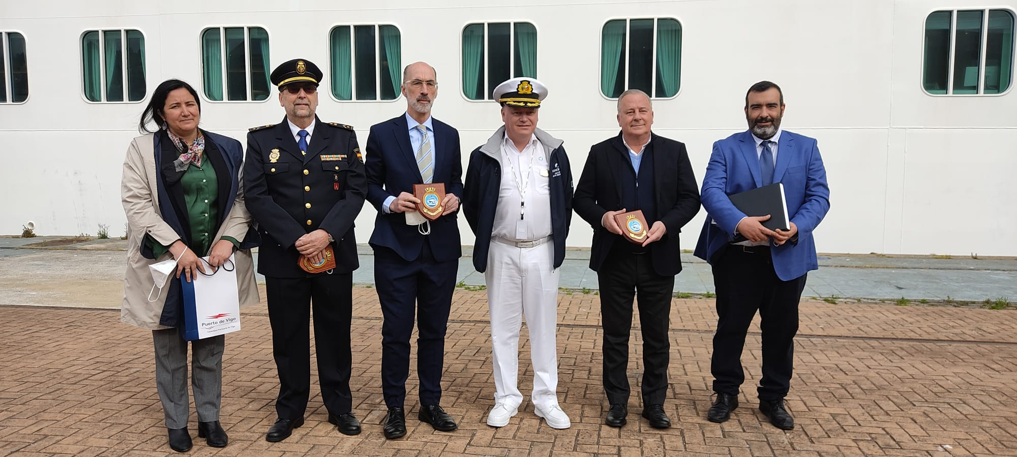 Intercambio de metopas esta mañana en Vigo.