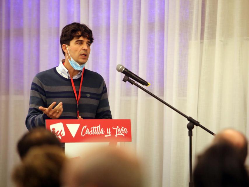 Imagen de archivo de una intervención de Juan Gascón, coordinador general de IU de Castilla y León. / ICAL