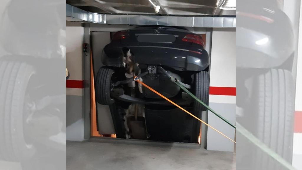 El coche colgando en el montacarga.