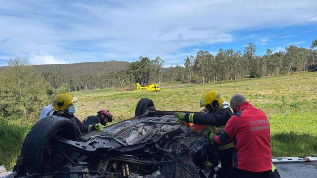 Dos heridos graves en el vuelco de un coche en Ponteceso.