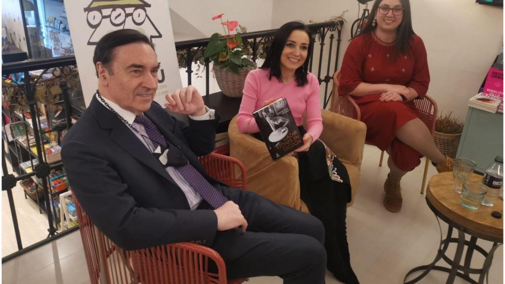 Cruz Sánchez de Lara y Pedro J. Ramírez en la librería Bululú de A Coruña.