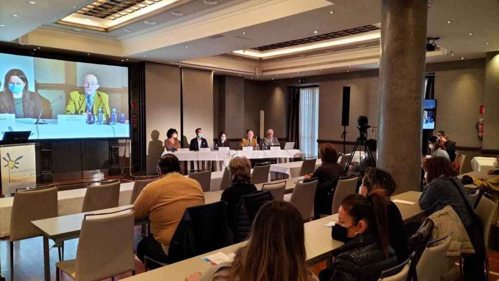 Simposio de la Sociedade Galega de Neuroloxía celebrado en Vigo y dirigido a asociaciones, familiares y pacientes de esclerosis múltiple.