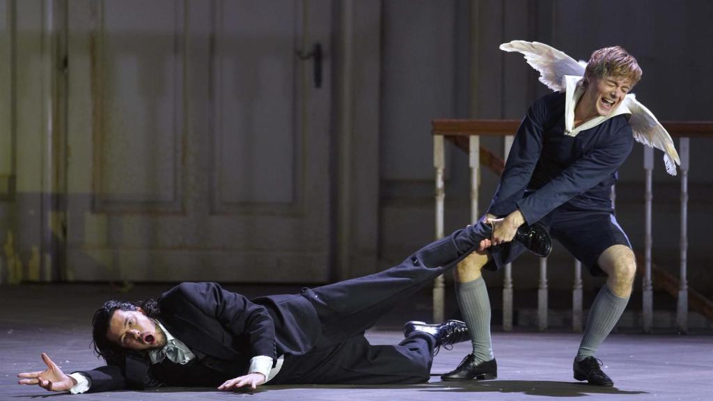 André Schuen, en el papel de El conde de Almaviva, y Uli Kirsch, en el de ángel.