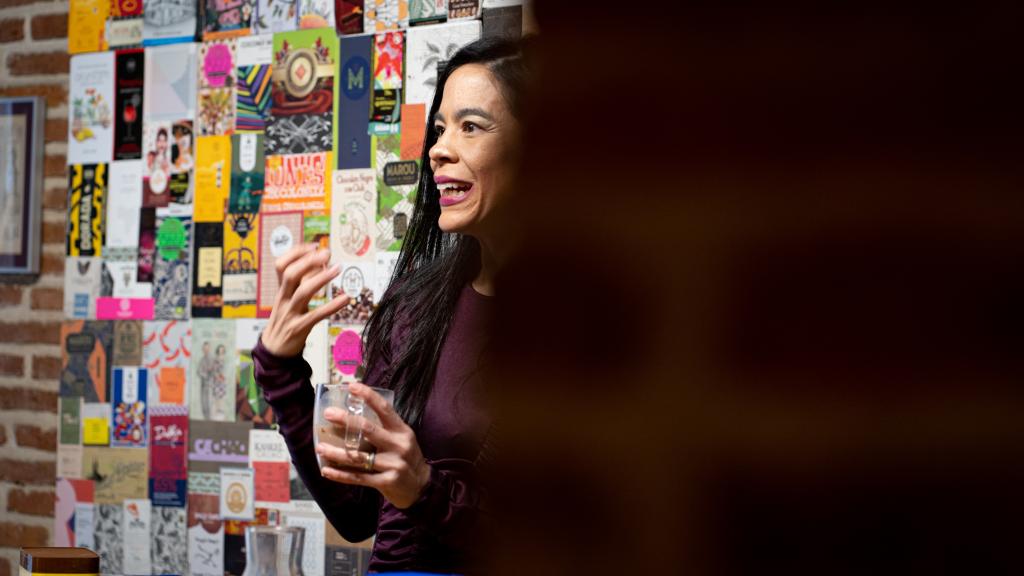 Helen López, en un momento de la cata, explicando su valoración de uno de los cacaos solubles.