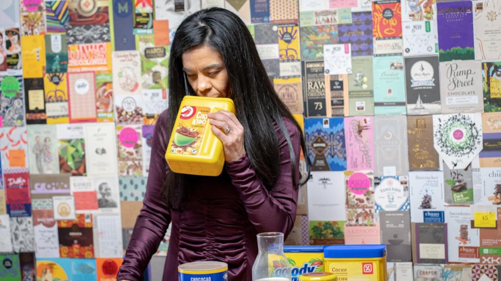 Helen López, concentrada, oliendo la notas sensoriales del cacao soluble de Alcampo.