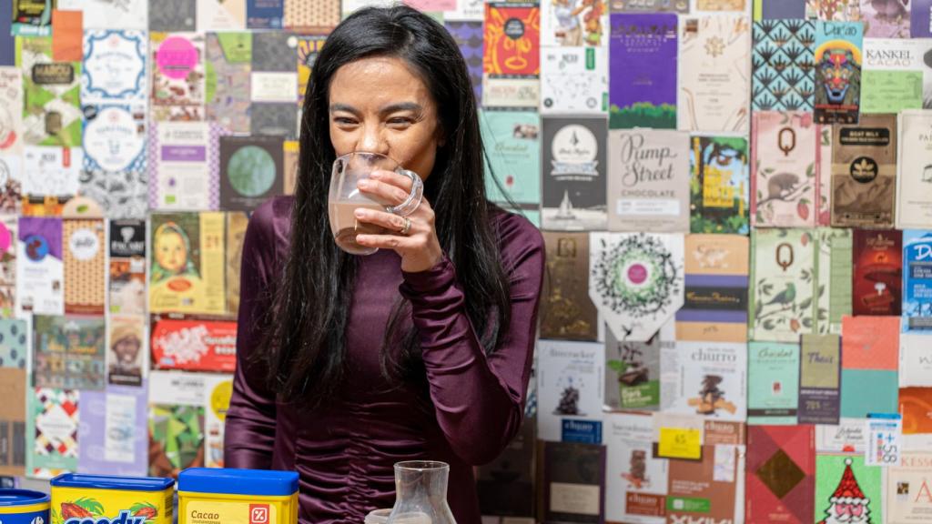 La experta en chocolates Helen López, probando uno de los cacaos solubles durante la prueba.