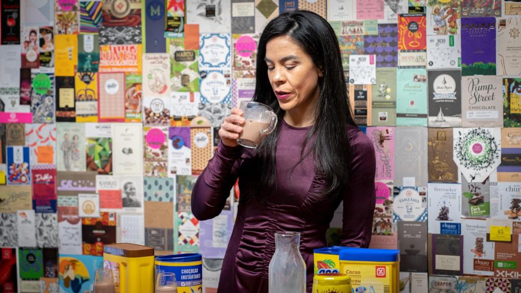 Helen López huele y observa uno de los cacaos solubles durante la cata.