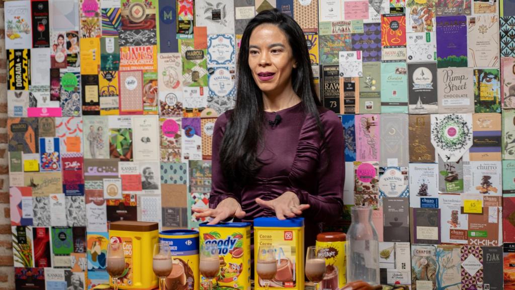 Helen López, directora de la Escuela de Chocolate de Madrid, explicando su valoración final.