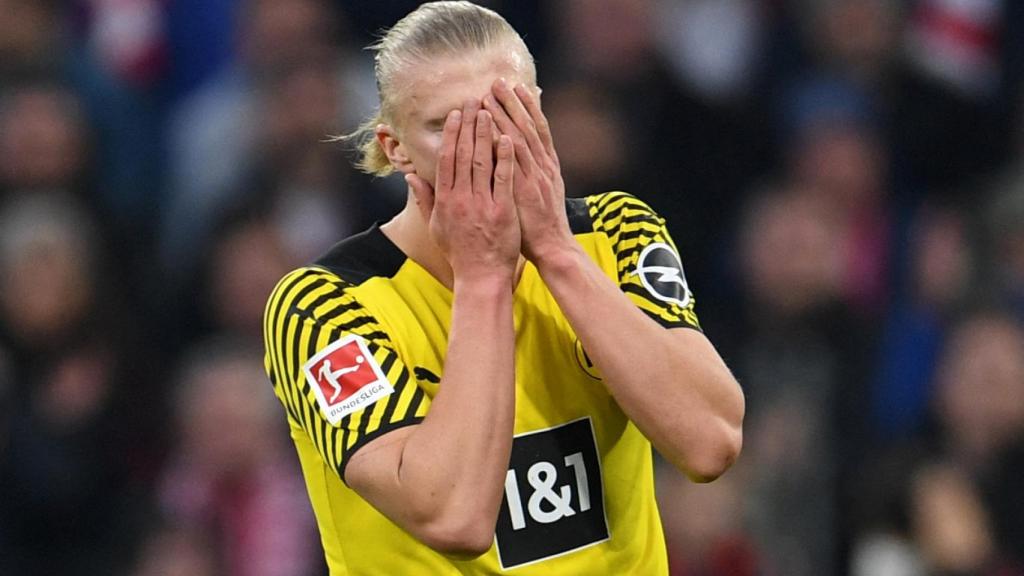 Erling Haaland se lamenta.