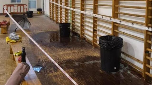 Numerosas goteras afectan al pabellón de la Escuela de Gimnasia en Toledo.