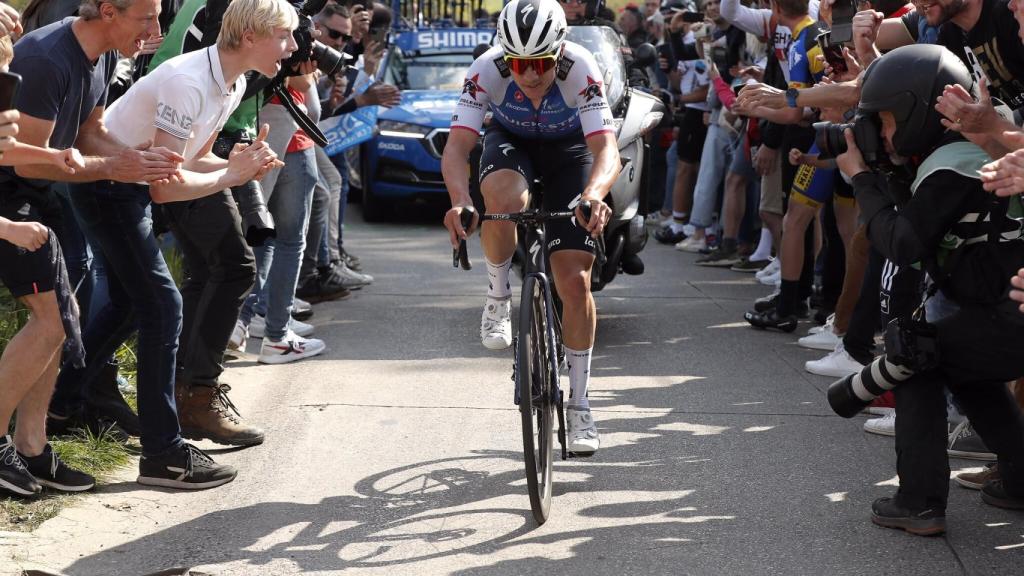 Remco Evenepoel cabalga en solitario en la Lieja-Bastoña-Lieja