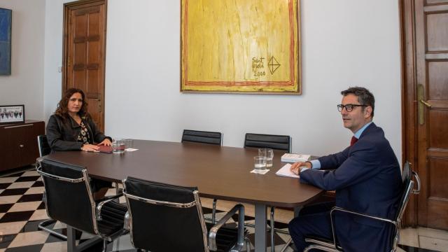 La consellera Laura Vilagrà, y el ministro Félix Bolaños durante la reunión de este domingo.