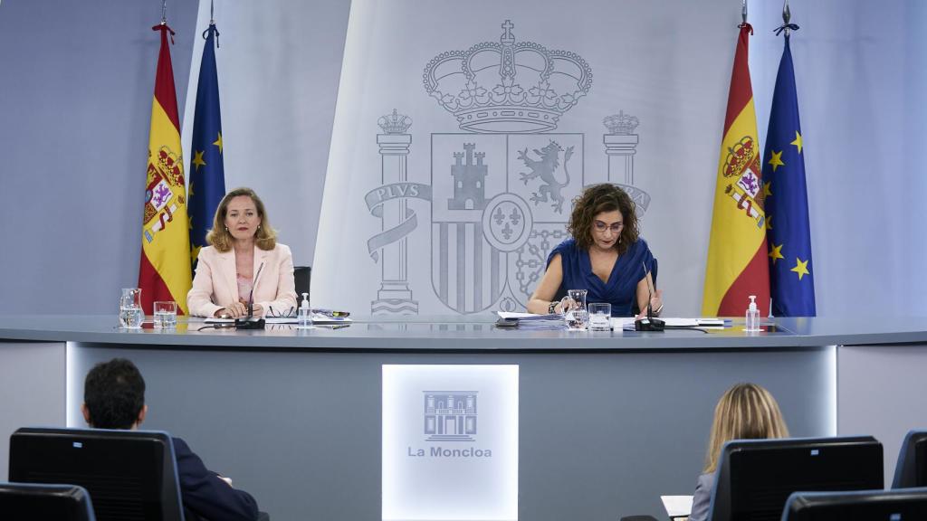 La vicepresidenta económica, Nadia Calviño, y la ministra de Hacienda, María Jesús Montero, en Moncloa.