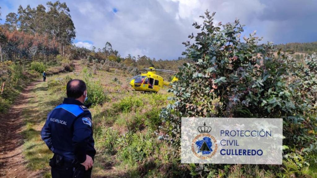 Efectivos municipales de Culleredo trasladan a la mujer que se sintió indispuesta durante la Travesía do Xalo.