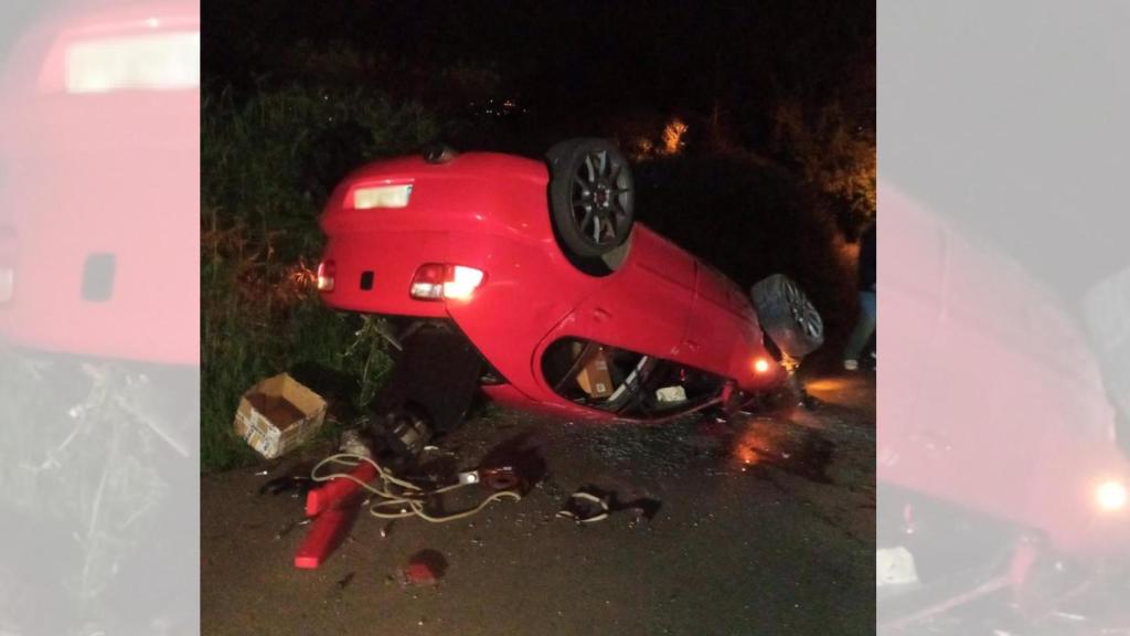 Vehículo volcado en un accidente en Cambre (A Coruña).