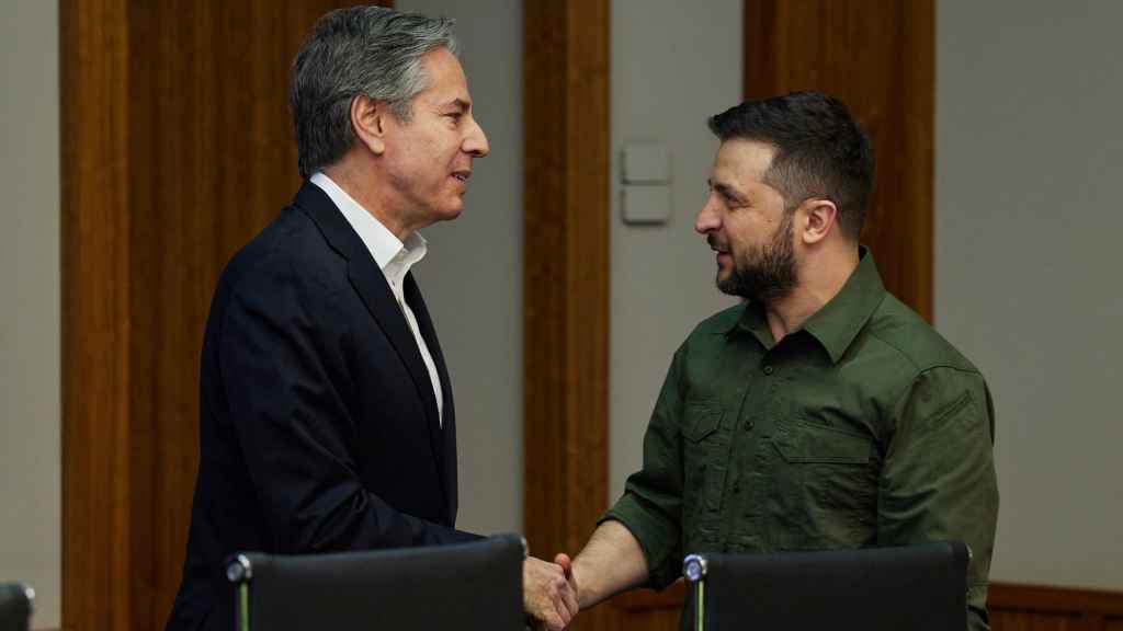 Zelenski estrecha la mano a  Antony Blinken, secretario de Estado de EEUU, el pasado mes de abril.