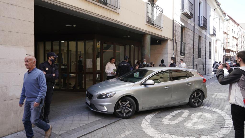 Llegada a los juzgados de Óscar, el amigo de Esther López