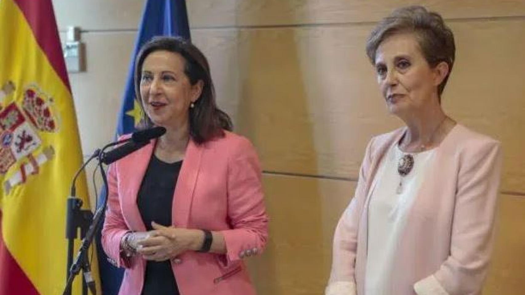 Paz Esteban, directora del CNI, junto a la ministra de Defensa, Margarita Robles, en un acto en 2019.