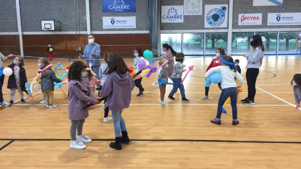 Varios niños participan en un campamento de Cambre.