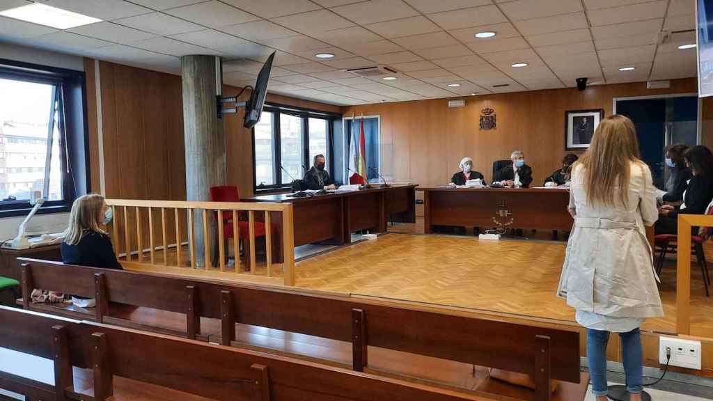 A la izquerda, la acusada y a la derecha, su hija.