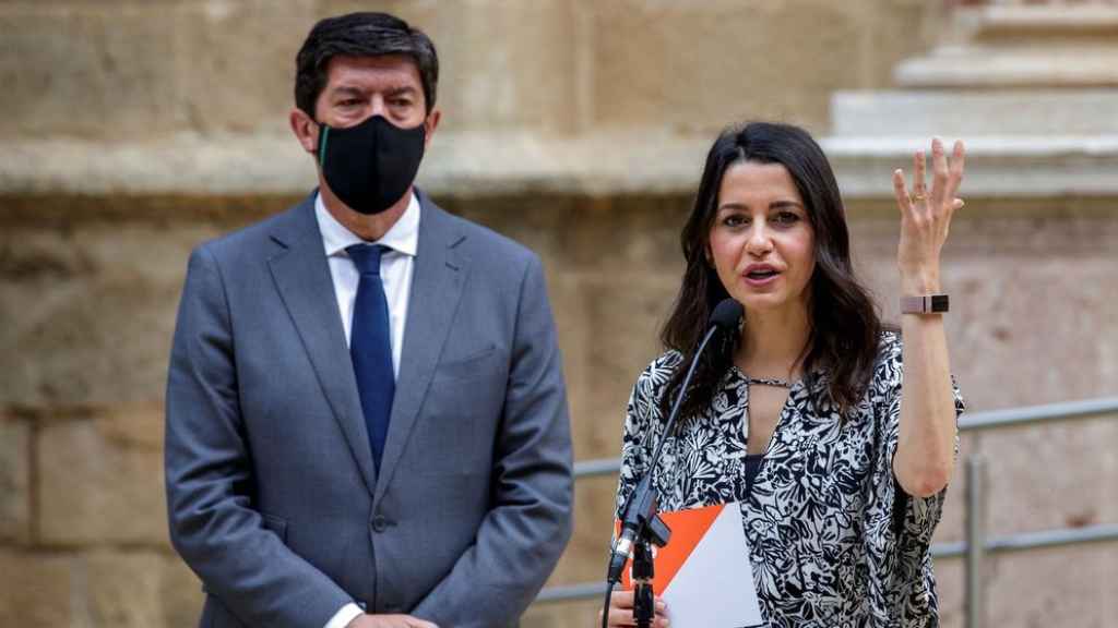 La presidenta de Cs, Inés Arrimadas, con el líder andaluz, Juan Marín, en el Parlamento en una imagen de archivo.
