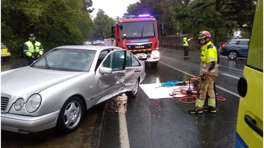 Conductora excarcelada en Oleiros (A Coruña) tras chocar su coche con otro y contra un muro