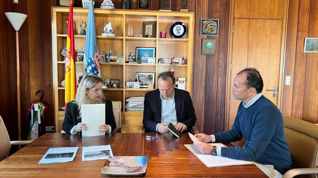 Rolando Figueroa Martínez y la valedora do Pobo, María Dolores Fernández Galiño.