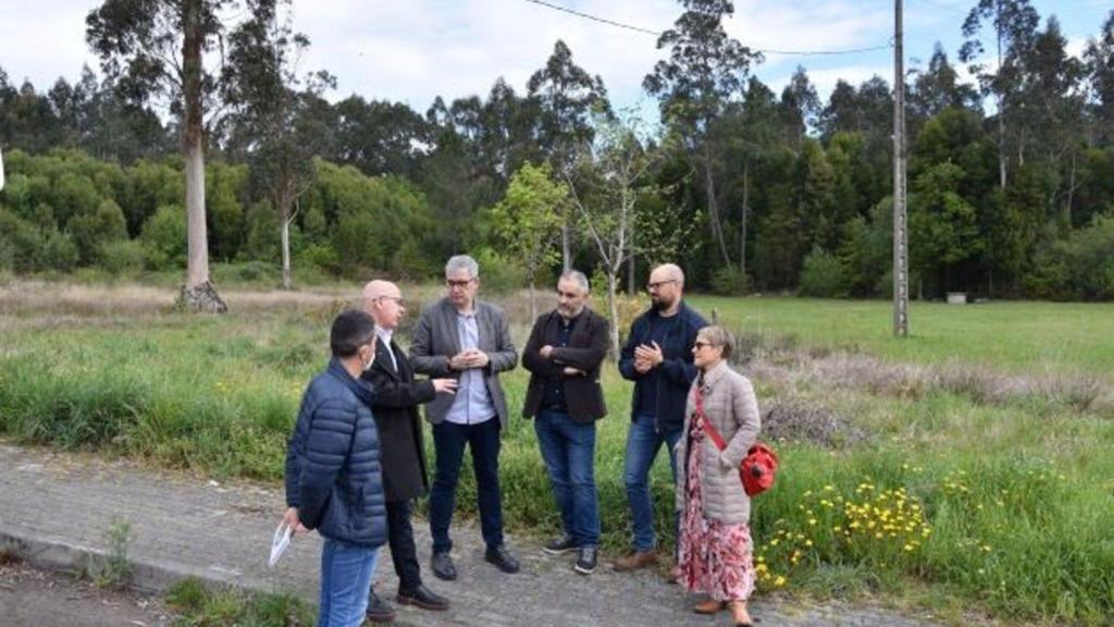 El diputado provincial de Turismo, Xosé Regueira, reunido con ediles.