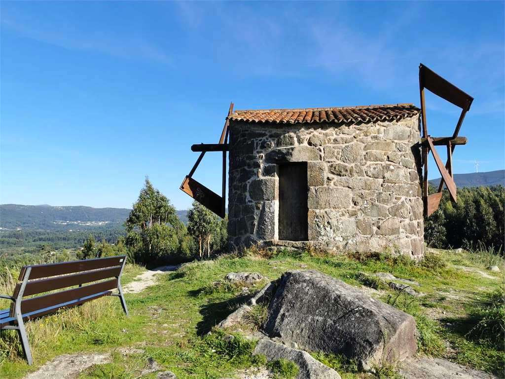Molino de viento en Catoira. Foto: Páxinas Galegas