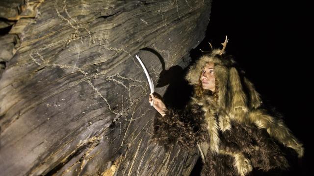 Una actriz explica los grabados rupestres de Siega Verde a los visitantes