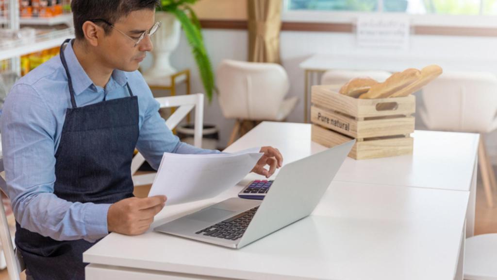 Un autónomo en su oficina