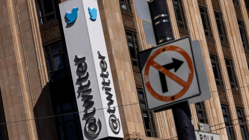 Logo de Twitter en la fachada de la sede de la compañía en San Francisco (Estados Unidos)