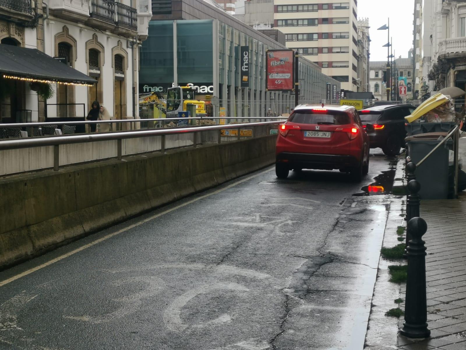 Coches dando la vuelta a causa de las obras. Foto: Quincemil