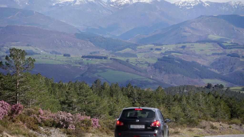Un coche circula por una de las carreteras de la Sierra de Ancares.