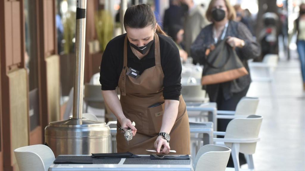 Trabajadora de la hostelería. Imagen de archivo