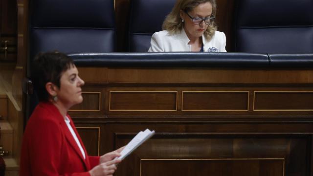 Mertxe Aizpurua pasa ante la ministra Nadia Calviño durante la sesión del Congreso de este jueves.