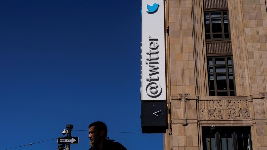 Un hombre camino cerca del logo de la sede de Twitter en San Francisco (Estados Unidos).