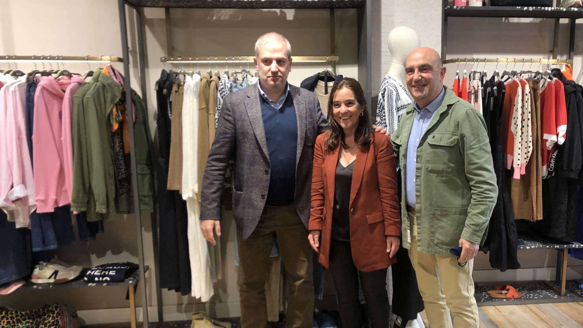 Gonzalo Castro, jefe de gabinete de la alcaldesa; Inés Rey, la alcaldesa; y José Antonio Chacón