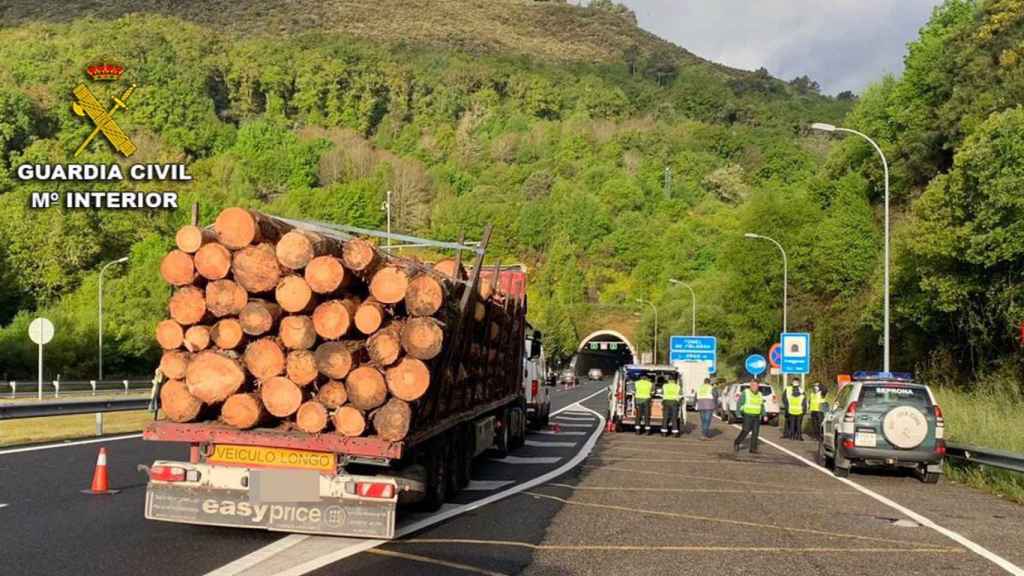 La Guardia Civil de Tráfico intercepta en la A-52 un camión con la carga con riesgo de caer a la vía.