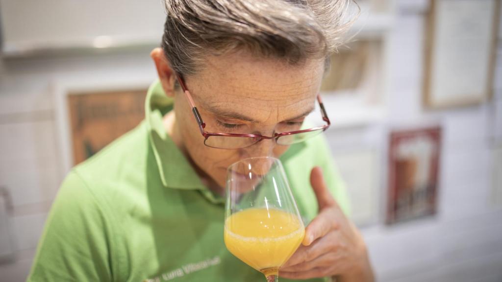 Mar Luna, directora de la Escuela Europea de Cata, oliendo uno de los zumos durante la prueba.