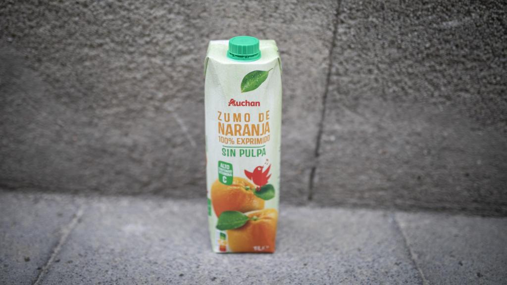 El 'brick' de zumo de naranja 100% exprimido y sin pulpa de Auchan, la marca blanca de Alcampo.