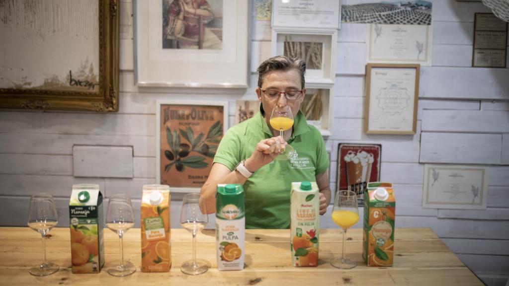 La analista sensorial Mar Luna, probando el zumo de naranja de Alcampo.