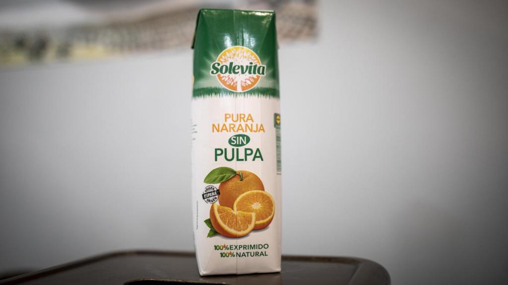 El 'brick' de zumo de naranja 100% exprimido y sin pulpa de Solevita, la marca blanca de Lidl.