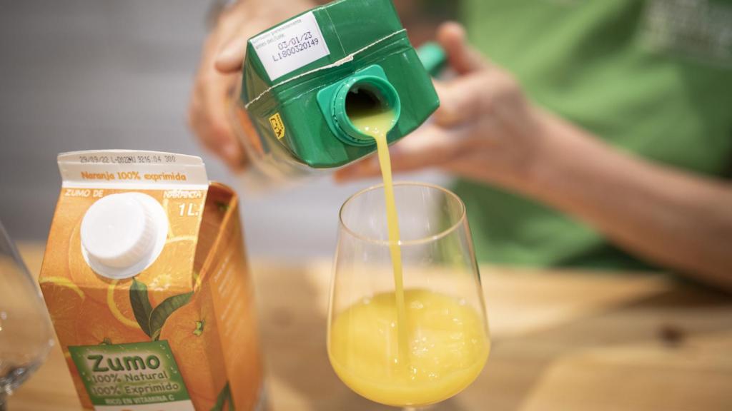 Mar Luna, con habilidad, vierte el zumo de naranja de Lidl en una copa.