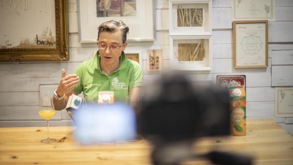 Mar Luna, explicando a este diario sus impresiones sobre el zumo de naranja de Carrefour.