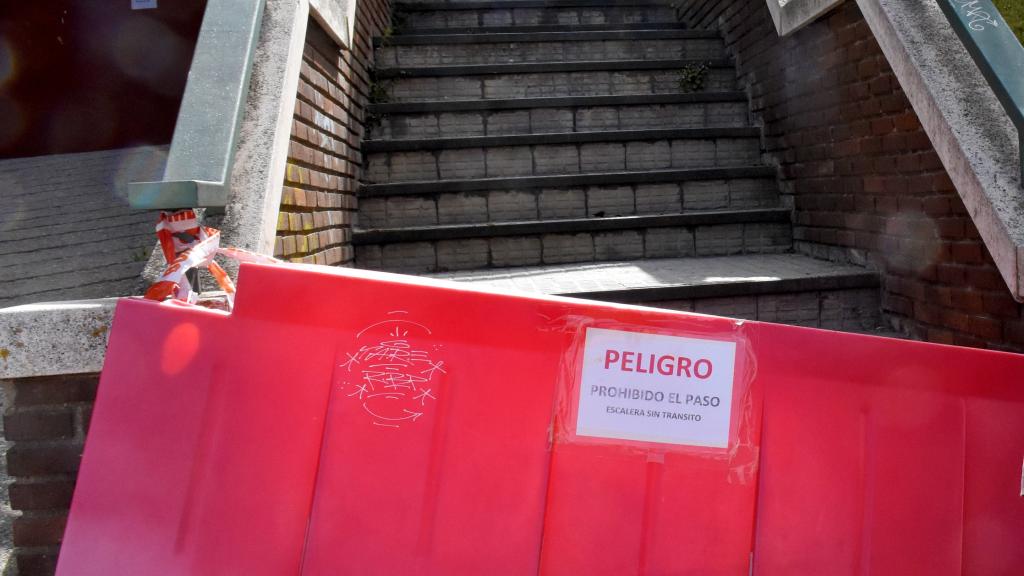 Los concejales del Grupo Municipal Popular, Mayte Martín Pozo y David Ángel García, en las escaleras del Ángel Nieto a La Vaguada