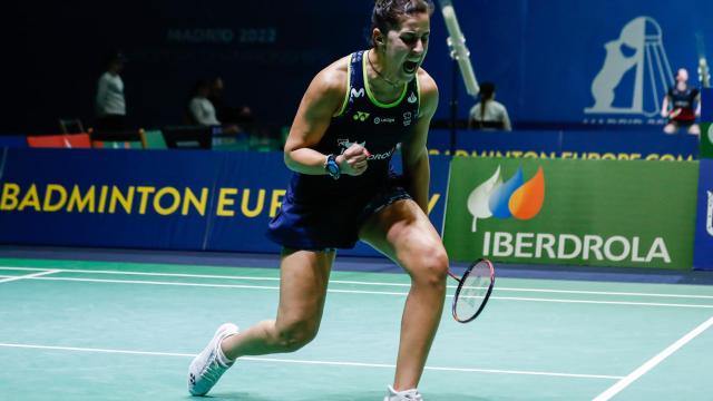 Carolina Marín celebra un punto ante Line Kjaersfeldt en el Europeo de bádminton de Madrid 2022