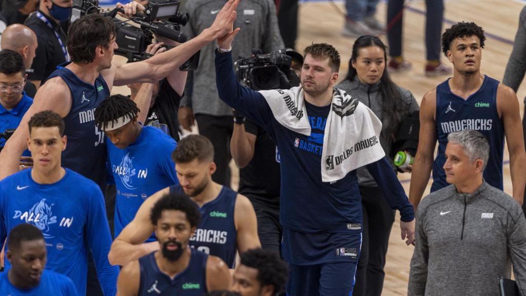 Luka Doncic se saluda con Marjanovic tras ganar a los Jazz