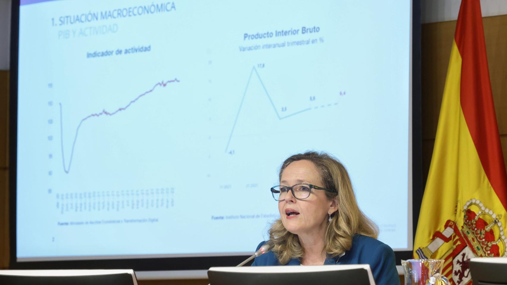 La vicepresidenta económica, Nadia Calviño, en la presentación de la rebaja de previsiones.