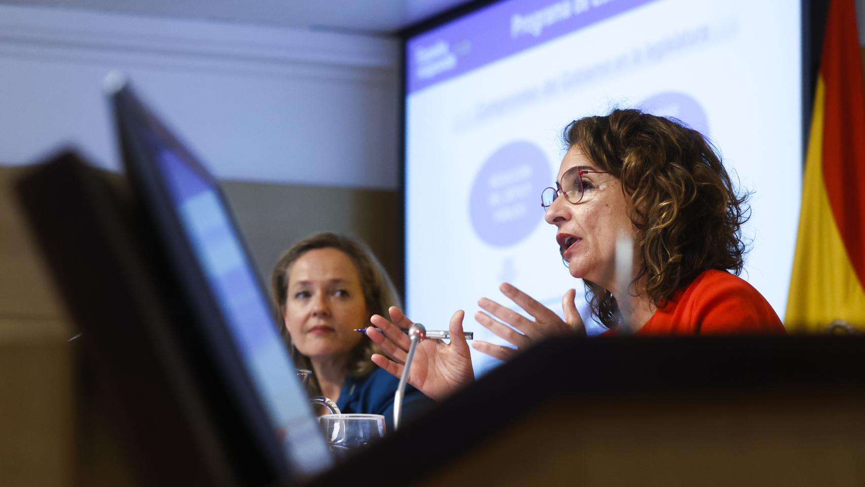La ministra de Hacienda y Función Pública, María Jesús Montero, y la vicepresidenta primera y ministra de Asuntos Económicos, Nadia Calviño, durante la presentación del escenario macroeconómico 2022-2025, este viernes en el Ministerio de Economía en Madrid.